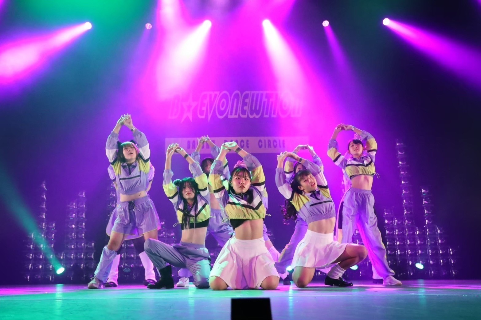 初心者クラスの子どもが舞台で一生懸命に踊る姿 キッズダンス