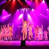 発表会で笑顔で踊る子どもたちのダンスパフォーマンス 中野区キッズダンス